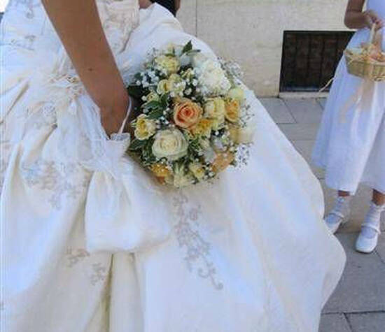 Beispiel: Braut mit Brautstrauß, Foto: Blumenwerkstatt Klára Kwas.