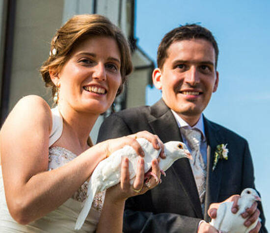 Beispiel: Brautpaar mit Tauben, Foto: Hochzeitstauben.