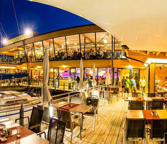 Beispiel: Terrasse am Abend, Foto: Seerestaurant Katamaran.