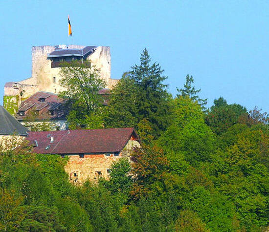 Beispiel: Außenansicht, Foto: Burg Kreuzen. 