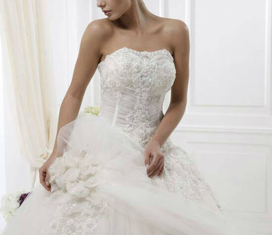 Beispiel: Klassische Brautkleider, Foto: Endam Mode.