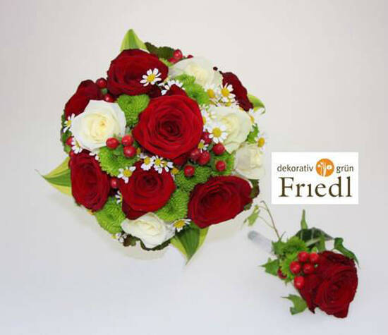 Beispiel: Brautstrauß und Blumenanstecker, Foto: Friedl dekorativ & grün.