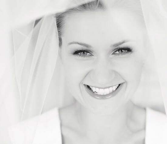 Beispiel: Glückliche Braut, Foto: carmen and ingo photography.