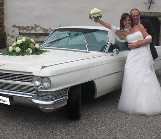 Beispiel: Brautpaar mit Cadillac, Foto: FritzCar Oldtimer-Limousinenservice.