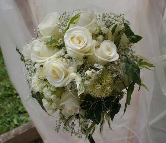 Beispiel: Brautstrauß mit weißen Rosen, Foto: Floraswelten.