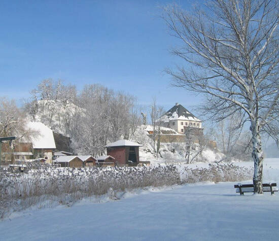 Beispiel: Außenansicht im Winter, Foto: Schloss Mattsee.